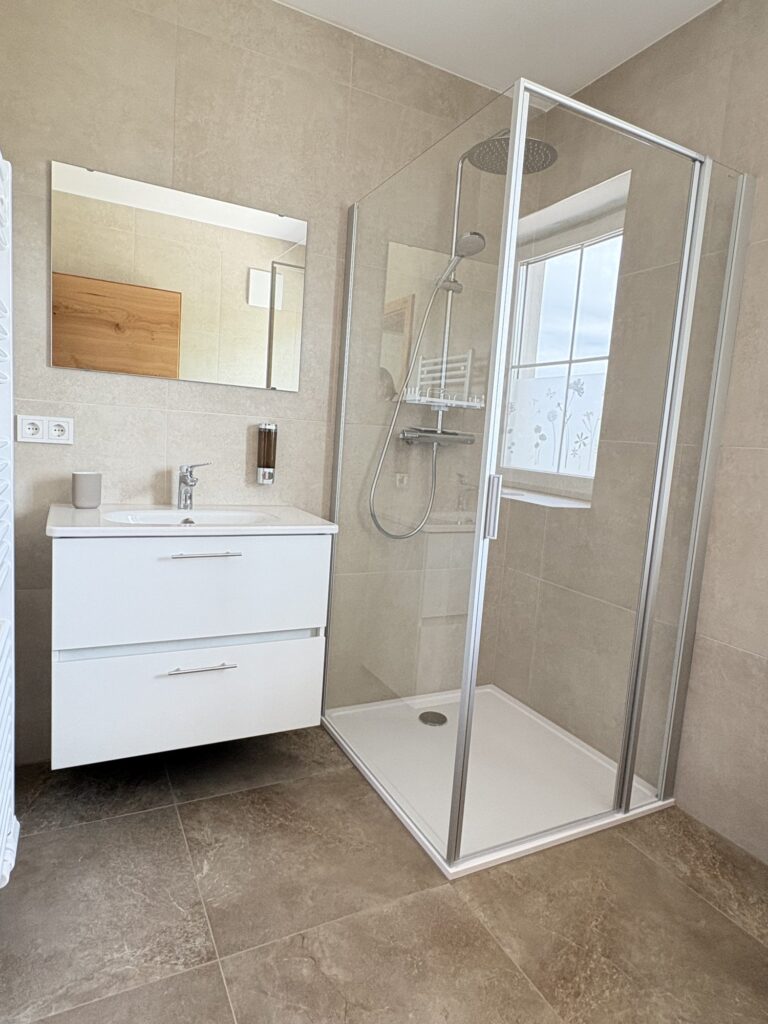 Badezimmer mit Dusche und WC