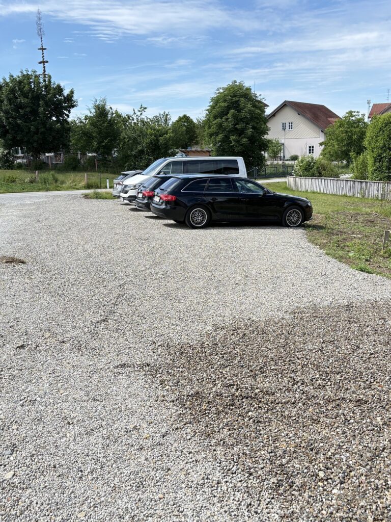 Parkplatz vor Hofbauers Gästezimmer