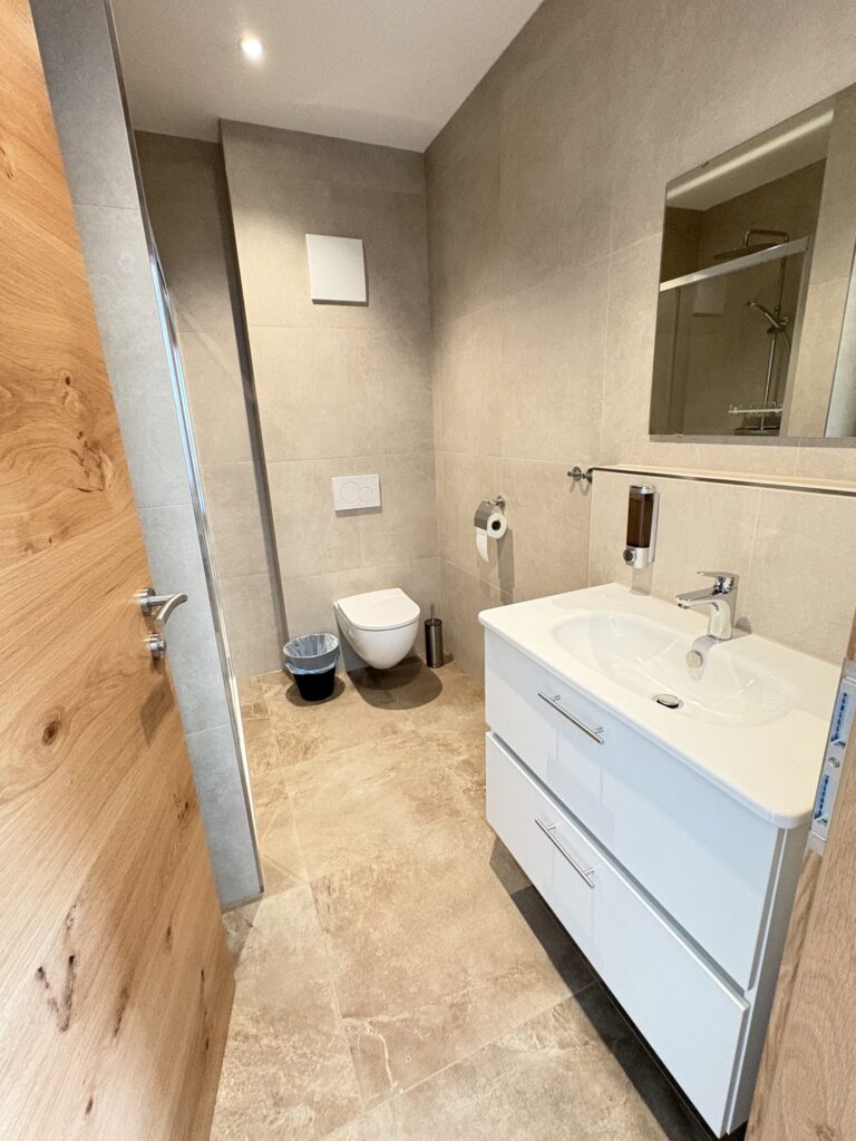 Badezimmer mit Dusche und WC