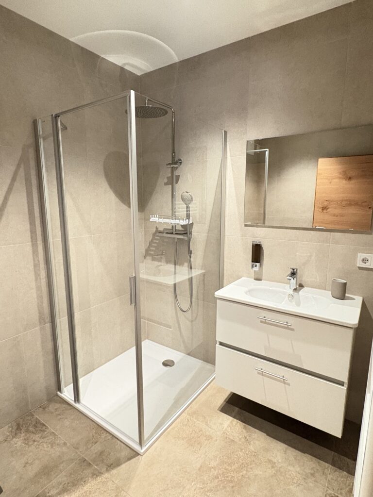 Badezimmer mit Dusche und WC