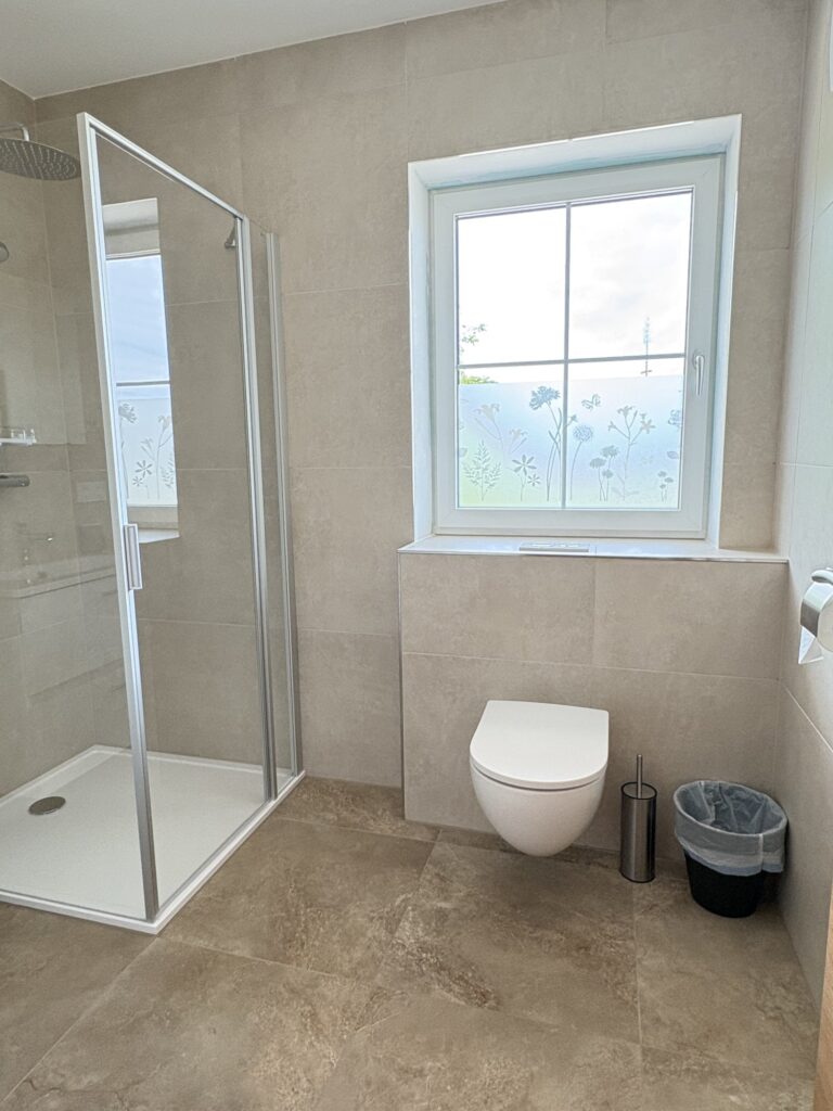 Badezimmer mit Dusche und WC